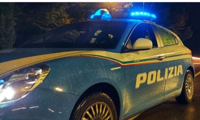 Controllano le telecamere di videosorveglianza e si accorgono del furto all’interno di un’auto: arrestato