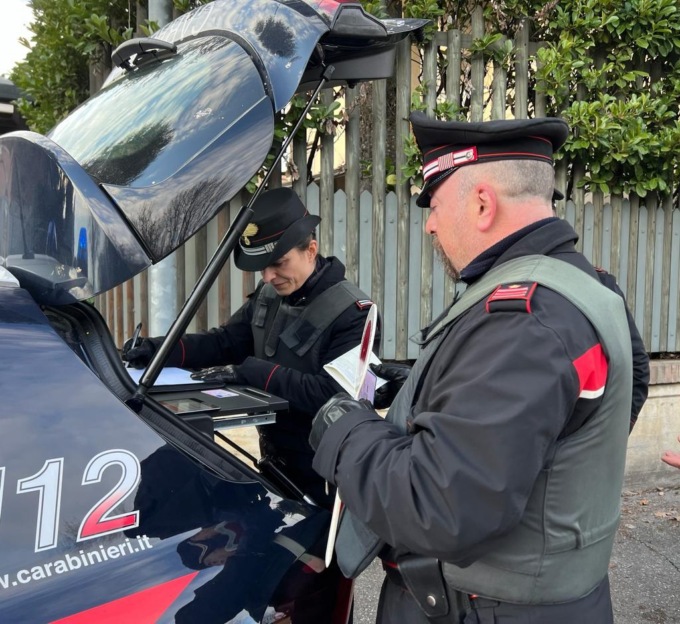 Durante una lite lo prende a pugni nel volto: denunciato