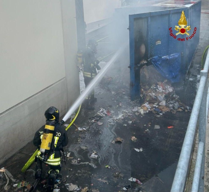 Incendio presso compattatore Lidl di via Statale