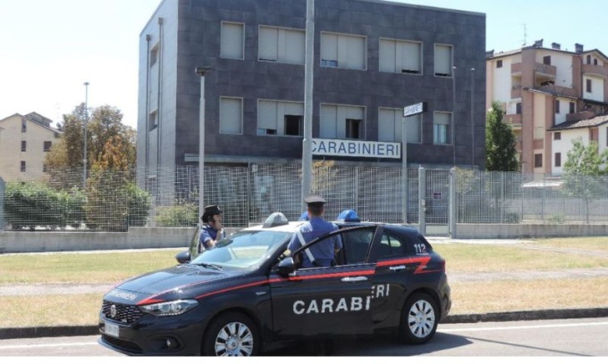 Vuole entrare con un grosso cane in un supermercato e al rifiuto crea il disordine assieme ad altri 4 complici