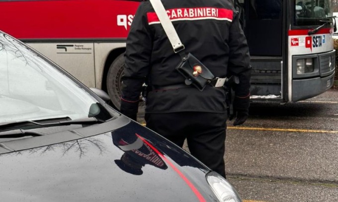 Picchia il controllore del bus e poi scende dal mezzo: denunciato minorenne