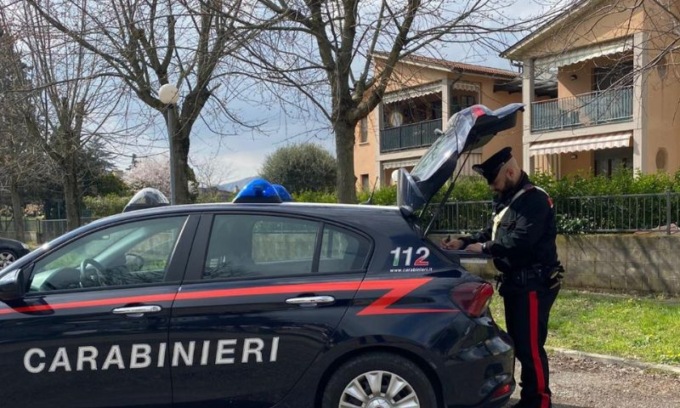 E’ sorpreso alla guida con un bastone con catene e bulloni