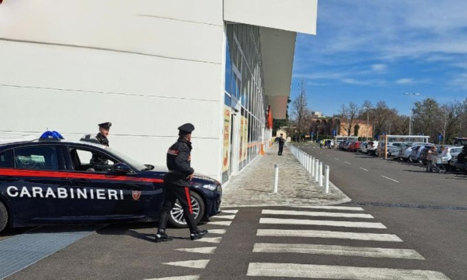 Minorenne sorpreso a rubare in un supermercato