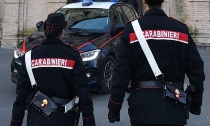 Danneggia lo schermo e i dispositivi di erogazione in un distributore di benzina