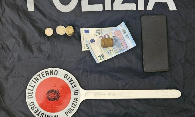 Sorpreso mentre cede hashish: denunciato un egiziano