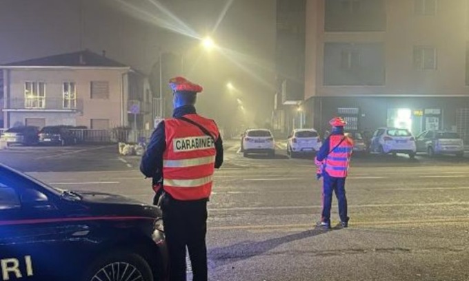 Fermo in auto nel parcheggio di un un supermercato: i carabinieri recuperano sostanza stupefacente