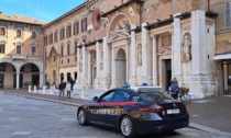 Prende a calci la porta della Cattedrale