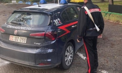 Ferisce infermiera rubando spray urticante ad un agente di polizia locale: arrestato