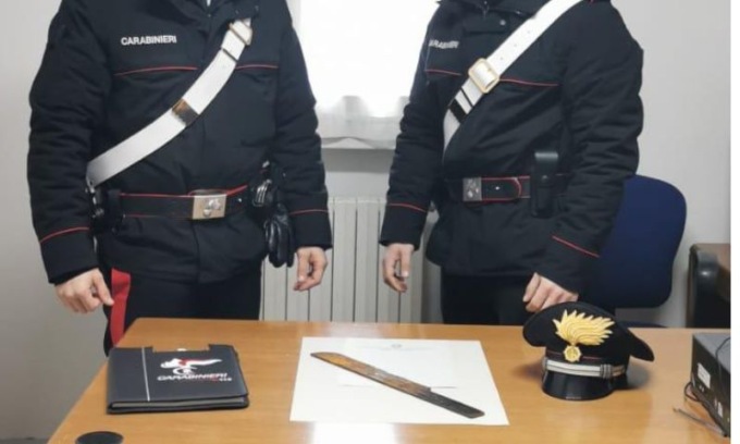 Chiede alcuni “chiarimenti” all’amico e si presenta a casa sua con un machete