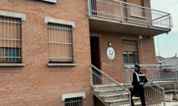 Cova rancore nel tempo e la aggredisce con schiaffi e pugni