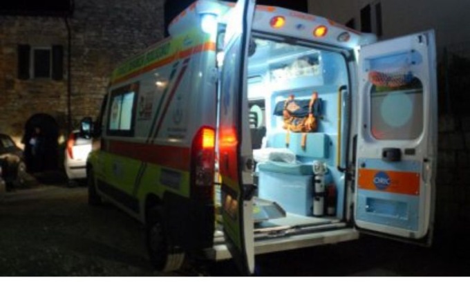 Auto sbanda e finisce fuori strada: cinque giovani feriti