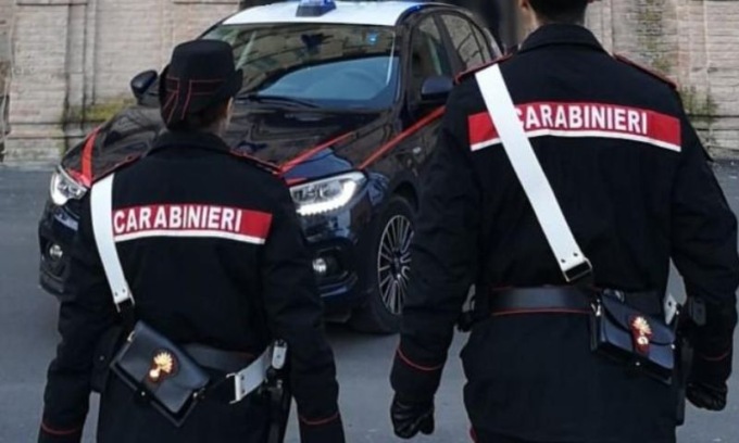 Le chiede una informazione mentre un complice cerca di rubargli la borsetta e poi scappano