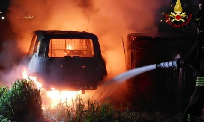 A fuoco un’auto in zona Alta Velocità: l’incendio è doloso
