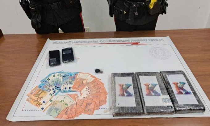 Fugge all’alt dei carabinieri ma viene bloccato: sequestrati tre chilogrammi di cocaina