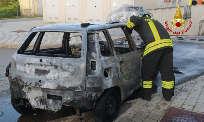Auto prende fuoco nei pressi di un Centro commerciale