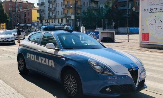 Ruba delle cuffie wireless in un negozio di telefonia, ma è subito scoperto dalla Polizia