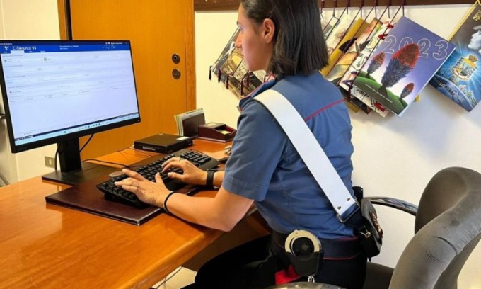 Scopre una chat tra il marito e una collega e la divulga sul web: denunciata