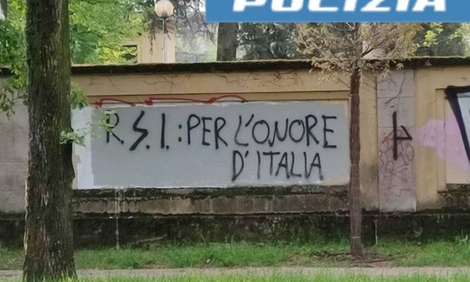 Imbratta il muro con frasi e simboli inneggianti la Repubblica Sociale