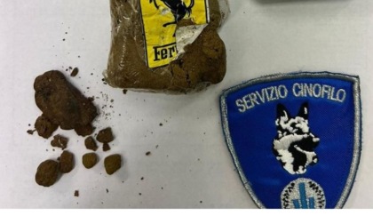 In Piazzale Europa recuperati sessanta grammi di hashish