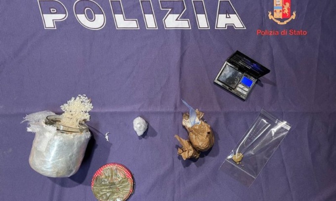 Presunto pusher arrestato dalla Polizia di Stato