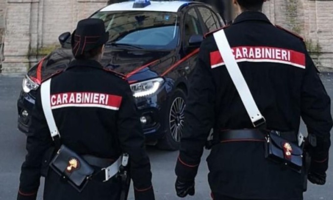 A seguito di un diverbio la colpisce con una bottiglia