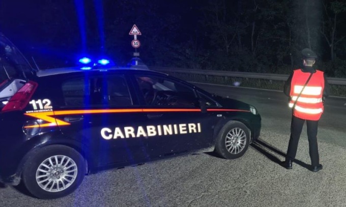 Per due volte è sorpreso all’esterno nonostante sia agli arresti domiciliari: condotto in carcere