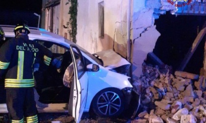 Auto contro una casa: ferite diverse persone