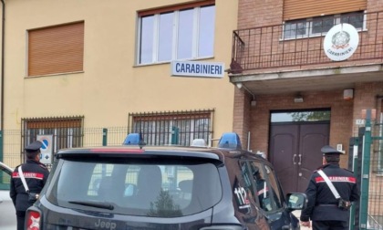 Prima gli ruba la bicicletta e poi gliela scaglia contro