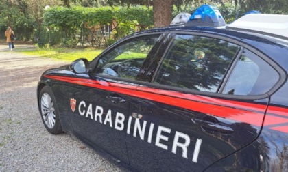 Forse per una errata manovra motociclista prende a testate un automobilista: denunciato dai Carabinieri
