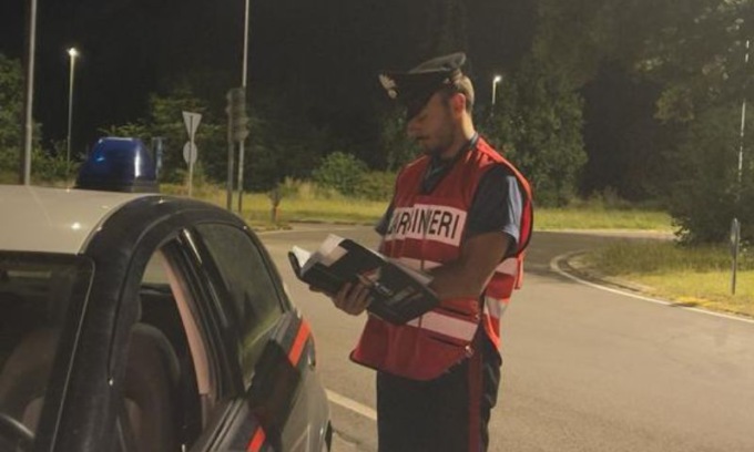 Gli chiedono una sigaretta: al rifiuto gli spruzzano spray urticante e lo colpiscono con una bottigliata in testa