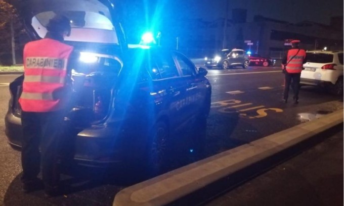 Prima va in escandescenza con i sanitari e poi con i carabinieri: arrestato