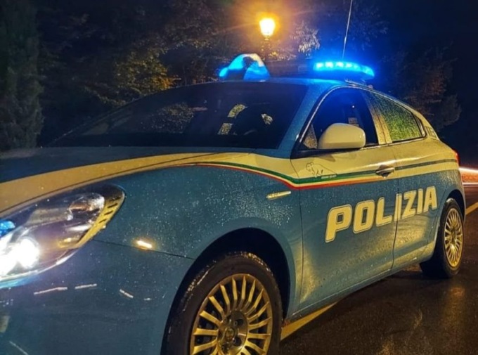 Danneggiano l’auto e decidono di ripararla rubando la ruota di una macchina dello stesso modello