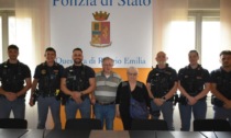 Coppia commossa verso gli agenti che gli hanno restituito tutta la refurtiva rubata da tre malviventi