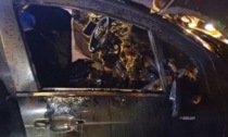 Auto a fuoco nella notte, indagano i carabinieri