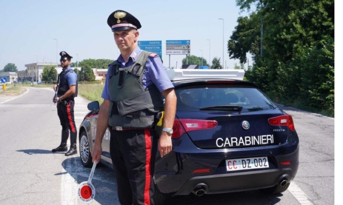 L’allarme e i Carabinieri mettono in fuga i ladri