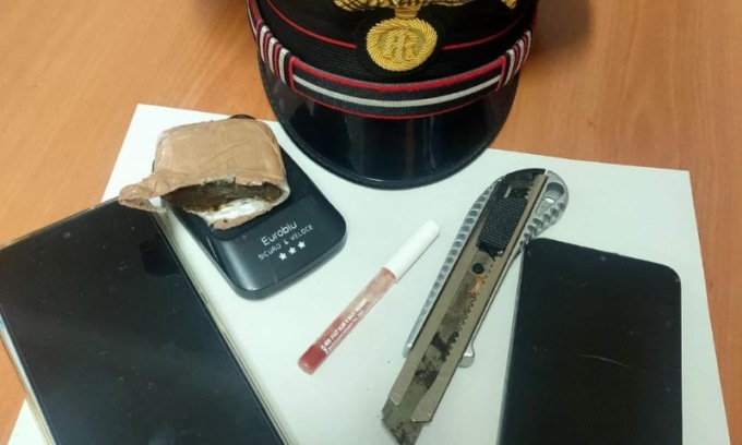 In stabile abbandonato trovato con cutter e droga
