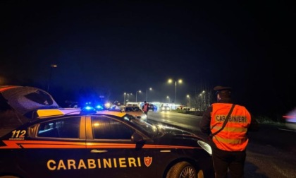 Al controllo dei carabinieri li aggredisce