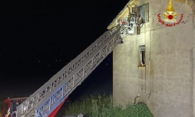 Quatto Castella, a fuoco una casa disabitata