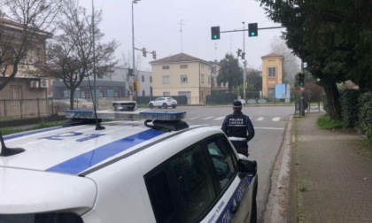 Reggiano forza posto di blocco della Polizia locale: fermato dopo un lungo inseguimento