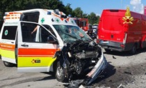 Scontro ambulanza e furgone: un ferito