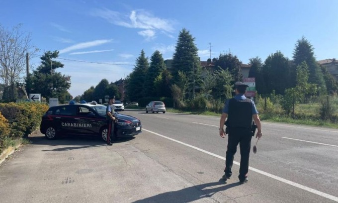 Subisce un furto dentro all’auto e ne chiede la restituzione ai ladri: è picchiato duramente