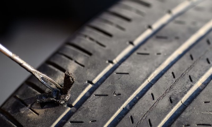 Nonna detective incastra chi le fora le gomme dell’auto: è un vicino di casa