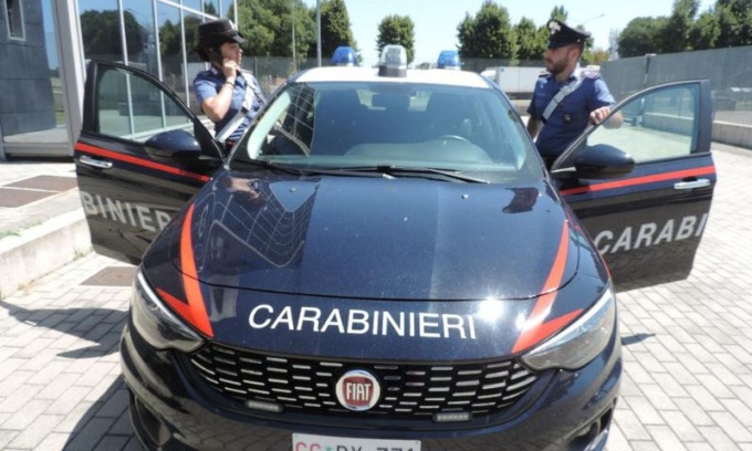 Sotto l’effetto dell’alcol infastidisce i clienti di un bar con in mano un’ascia
