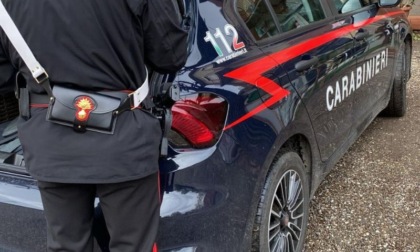 È agli arresti domiciliari, ma rapina un giovane insieme a un complice