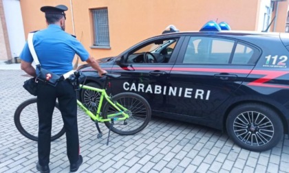 Sorpreso dal proprietario in sella alla sua bicicletta: denunciato dai Carabinieri