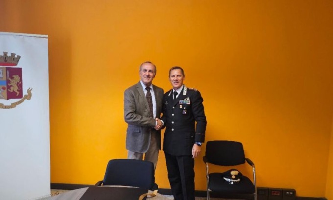 Il Questore e tutti i funzionari della Questura salutano il Colonnello dei Carabinieri Andrea Milani