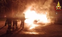 Auto a fuoco nella notte: indagano i carabinieri