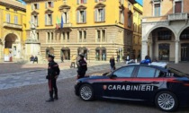 Pestato e accoltellato in pieno centro a Reggio Emilia: 4 persone denunciate