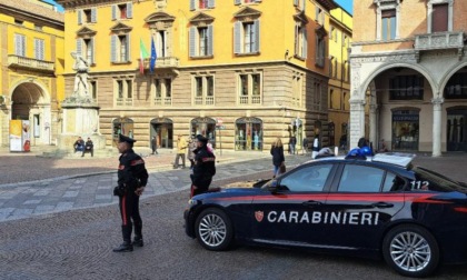 Pestato e accoltellato in pieno centro a Reggio Emilia: 4 persone denunciate