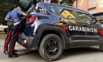 Durante alcuni controlli lancia dei coltelli che aveva in auto nella vegetazione